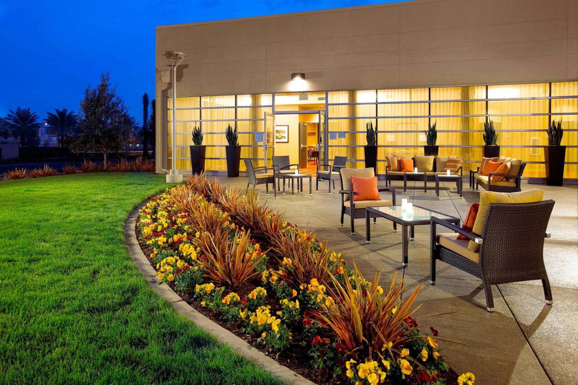 Courtyard Long Beach Airport Eksteriør bilde